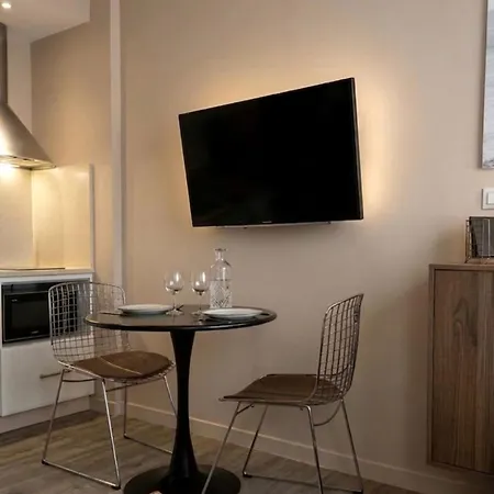 Charming T2 With Terrace Near 公寓 *