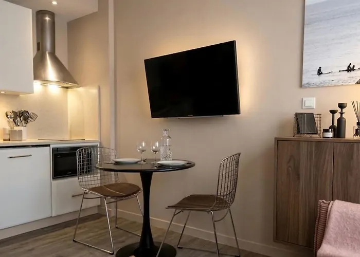 Charming T2 With Terrace Near 公寓 *